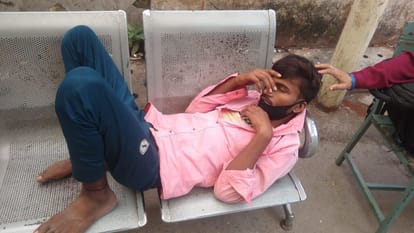 दवा का इंतजार और कर रहा बीमार