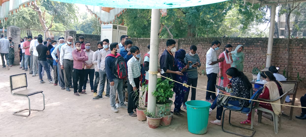फरीदाबाद बीके नागरिक अस्पताल में कोरोना जांच करवाने के लिए लगी लोगों की लंबी लाइन।