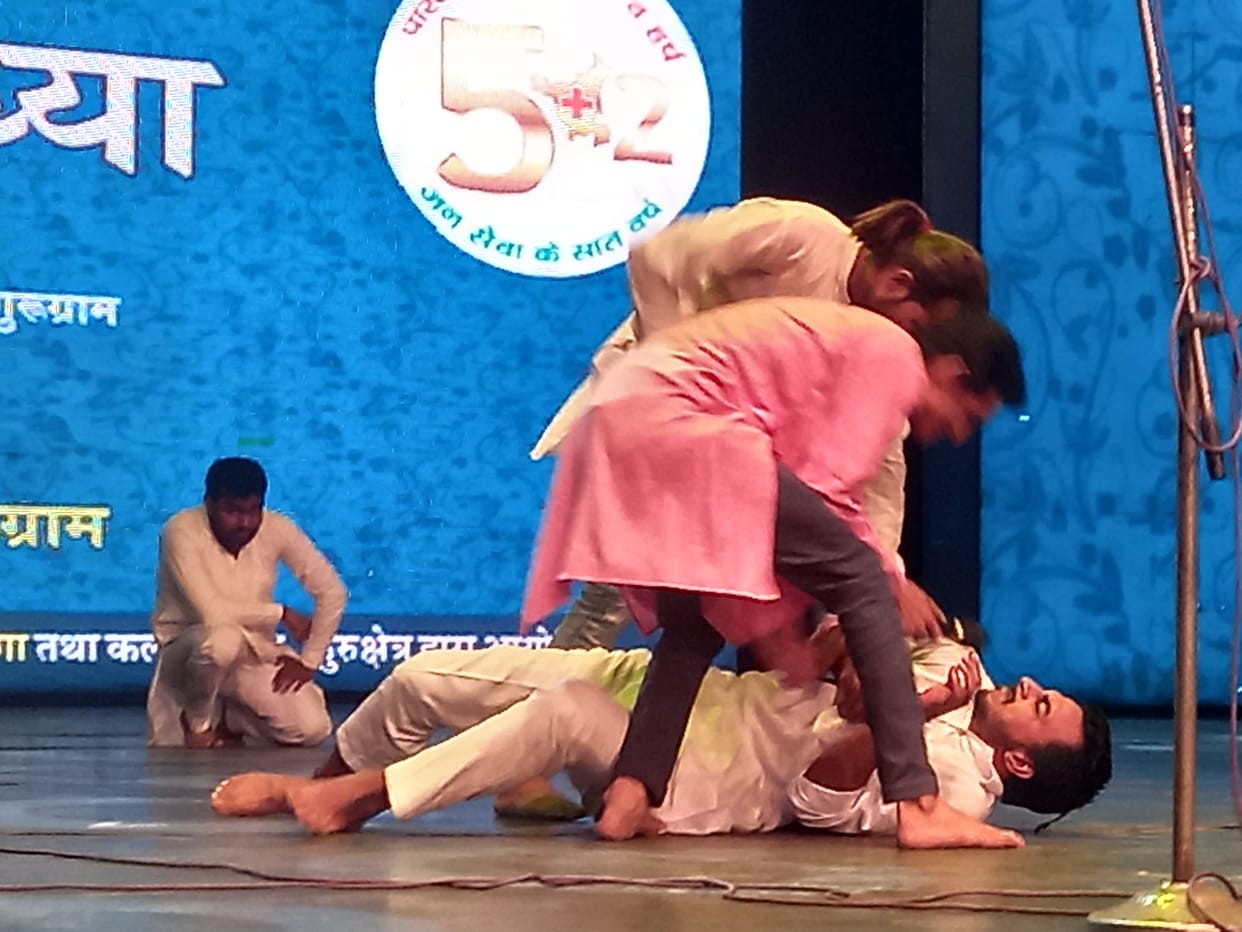 सेक्टर-29 स्थित किंगडम ऑफ डीम्स में आजादी के अमृत महोत्सव के तहत आयोजित कार्यक्रम के दौरान ये देश हमारा है का नुक्कड़ नाटक की प्रस्तुति देते हुए कलाकार।