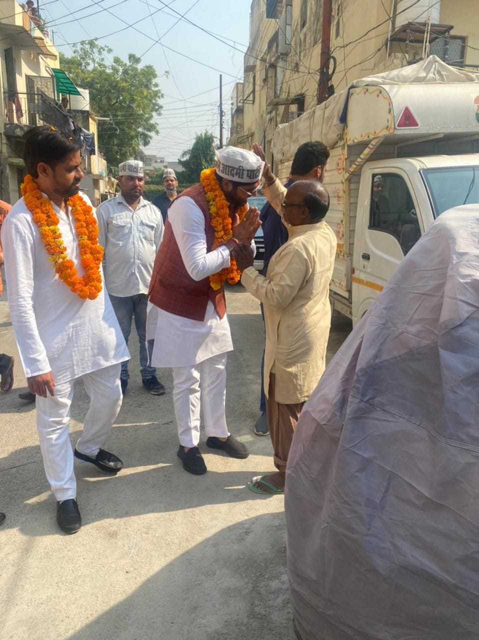 सेक्टर 56 में जनसम्पर्क करते आप के कार्यकर्ता