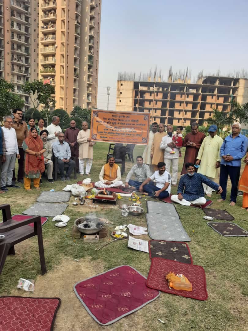 PAN Oasis society Mein builder ke khilaf Havan Karke Pradarshan Karte nivasi
