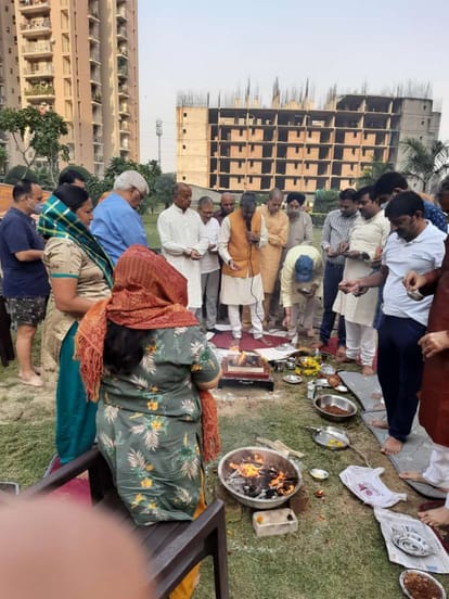 PAN Oasis society Mein builder ke khilaf Havan Karke Pradarshan Karte nivasi