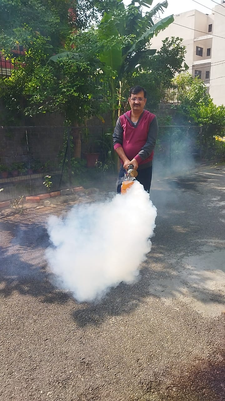 सेक्टर 62  की आरडब्ल्यूए द्वारा मशीन खरीदकर किया जा रहा है दवा का छिड़काव