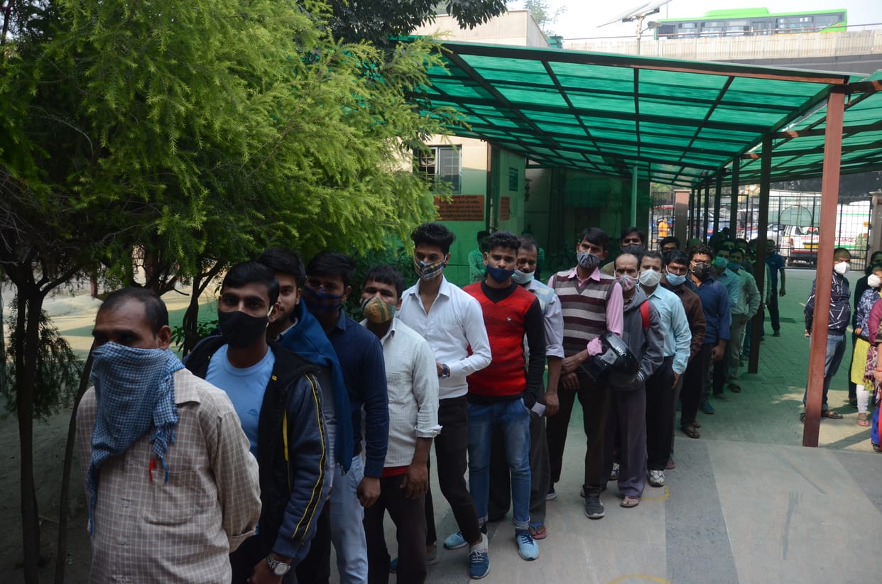 नोएडा के सेक्टर 30 जिला अस्पताल में कोरोना की वैक्सीन लगवाने के लिए लगी लोगों की लंबी लाइन