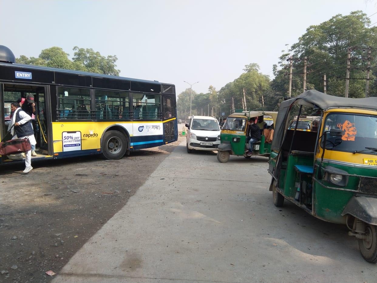 पब्लिक ट्रांसपोर्ट पर नहीं लगाम, लोग हो रहे परेशान वाली खबर के साथ। स्थान : महावीर चौक।