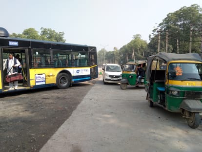 पब्लिक ट्रांसपोर्ट पर नहीं लगाम, लोग हो रहे परेशान वाली खबर के साथ। स्थान : महावीर चौक।