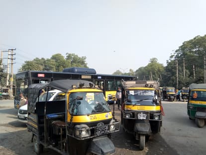 पब्लिक ट्रांसपोर्ट पर नहीं लगाम, लोग हो रहे परेशान वाली खबर के साथ। स्थान : महावीर चौक।
