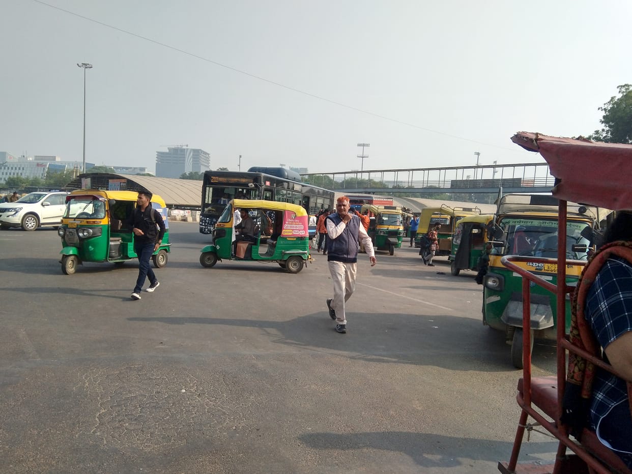 पब्लिक ट्रांसपोर्ट पर नहीं लगाम, लोग हो रहे परेशान वाली खबर के साथ। स्थान : राजीव चौक।