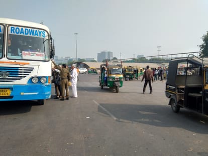 पब्लिक ट्रांसपोर्ट पर नहीं लगाम, लोग हो रहे परेशान वाली खबर के साथ। स्थान : राजीव चौक।