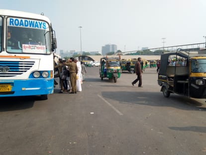 पब्लिक ट्रांसपोर्ट पर नहीं लगाम, लोग हो रहे परेशान वाली खबर के साथ। स्थान : राजीव चौक।