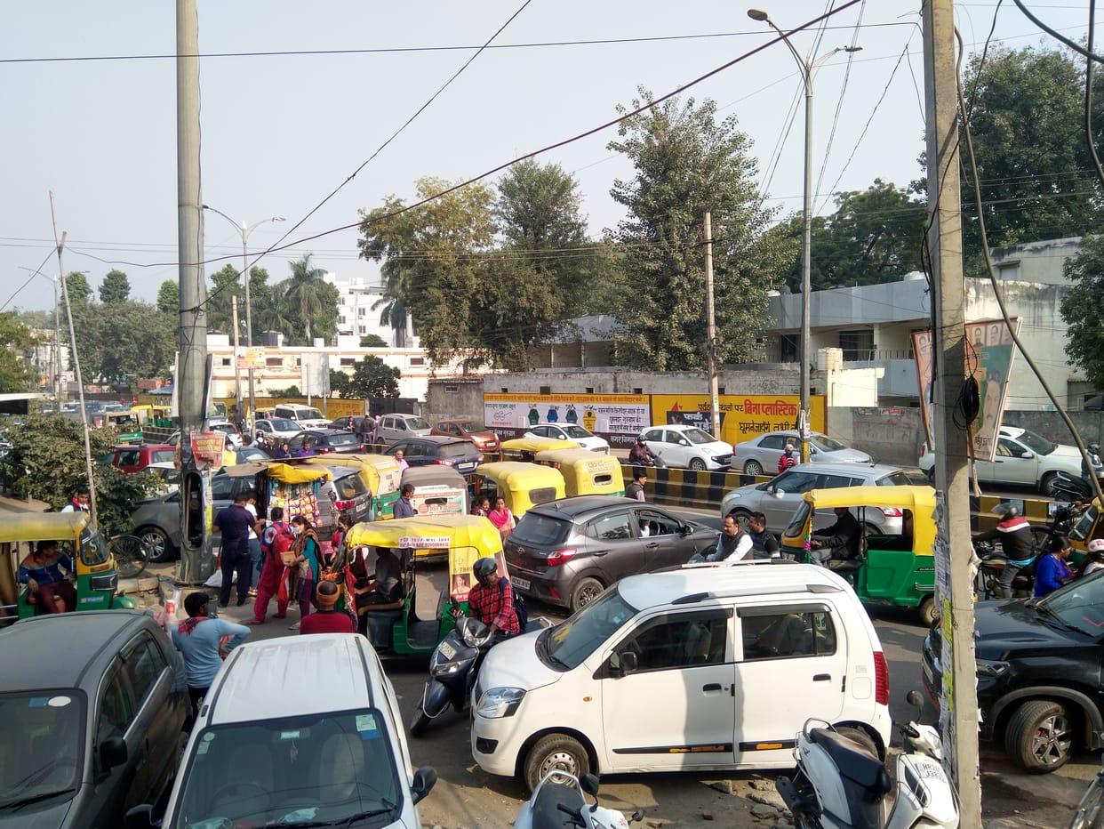 पब्लिक ट्रांसपोर्ट पर नहीं लगाम, लोग हो रहे परेशान वाली खबर के साथ। स्थान : सदर बाजार चौक।