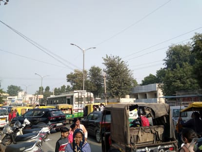 पब्लिक ट्रांसपोर्ट पर नहीं लगाम, लोग हो रहे परेशान वाली खबर के साथ। स्थान : सदर बाजार चौक।