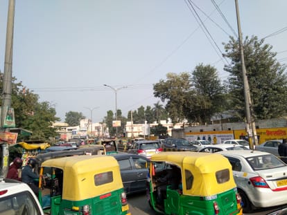 पब्लिक ट्रांसपोर्ट पर नहीं लगाम, लोग हो रहे परेशान वाली खबर के साथ। स्थान : सदर बाजार चौक।