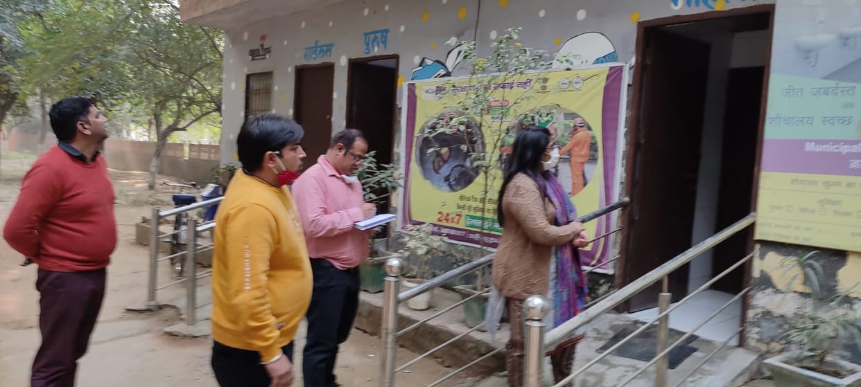 शौचालयों में नहीं मिला पानी तो अतिरिक्त निगम आयुक्त का पारा चढ़ा