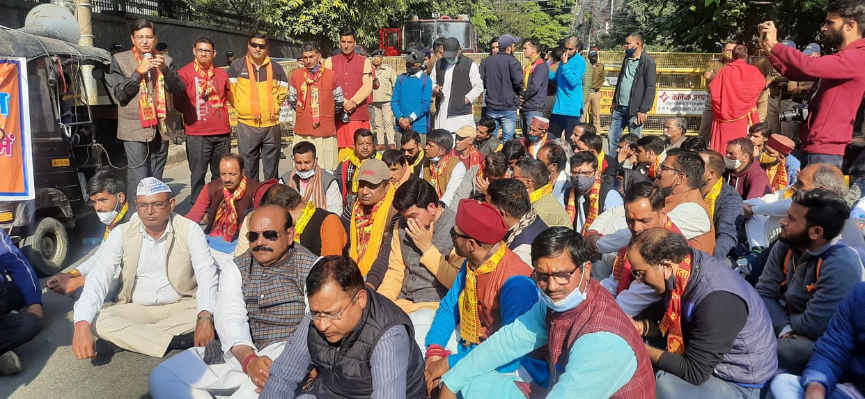 तीर्थ पुरोहितों ने किया सचिवालय कूच, अब सड़क पर कर रहे धरना प्रदर्शन