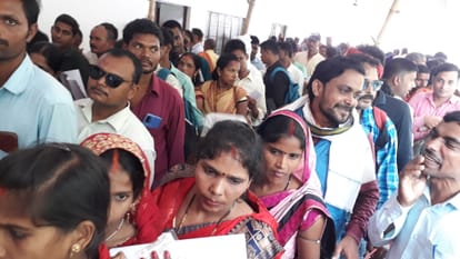 लंबी कतारों में धक्का मुक्की के बीच जमा हुए फॉर्म