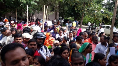 लंबी कतारों में धक्का मुक्की के बीच जमा हुए फॉर्म