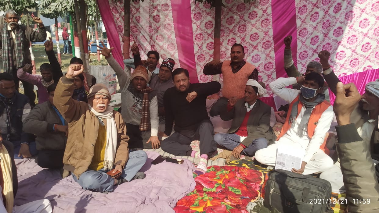 किसानों का धरना प्रदर्शन समाप्त कराने पहुंचे अफसर, नहीं बनी बात