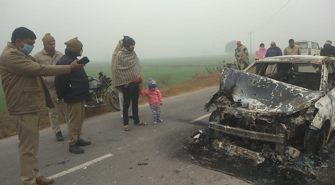 अज्ञात वाहन से टकराकर कार में लगी आग, जिंदा जला सवार