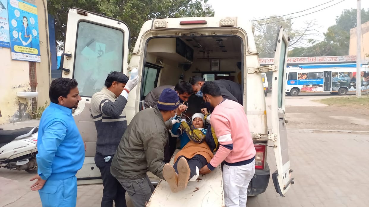 रोडवेज बस व ट्राले की टक्कर मेें एक महिला सहित दो घायल