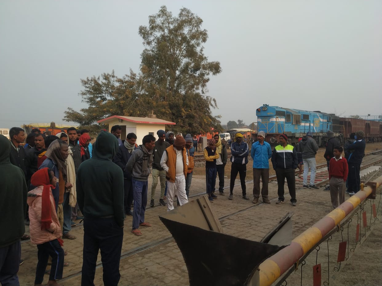 रेलवे लाइन के किनारे महिला का मिला शव, बिना सूचना दिए शव हटाने पर भड़के परिजन