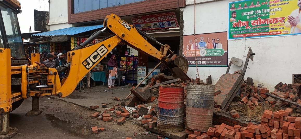 जिलाधिकारी के निर्देश पर आनन फानन में गिरा दिया गया अवैध निर्माण