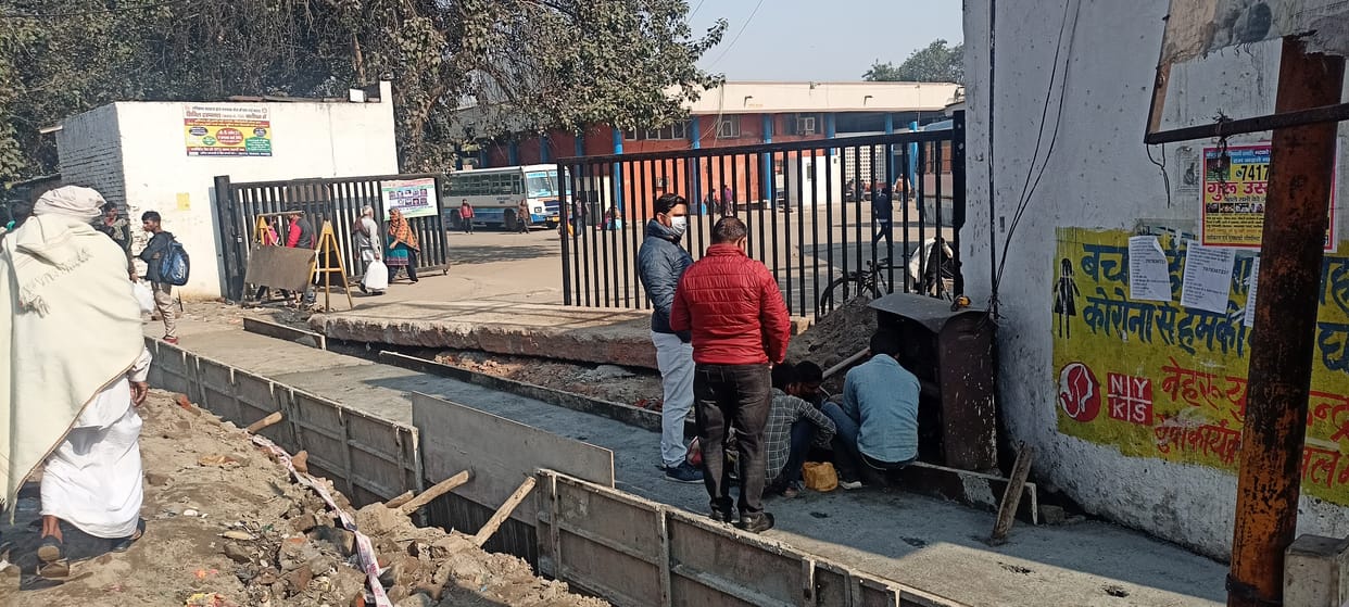 बस डिपो के निकासी गेट पर निर्माण कार्य से लग रहा शहर में जाम
