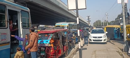 बस डिपो के निकासी गेट पर निर्माण कार्य से लग रहा शहर में जाम