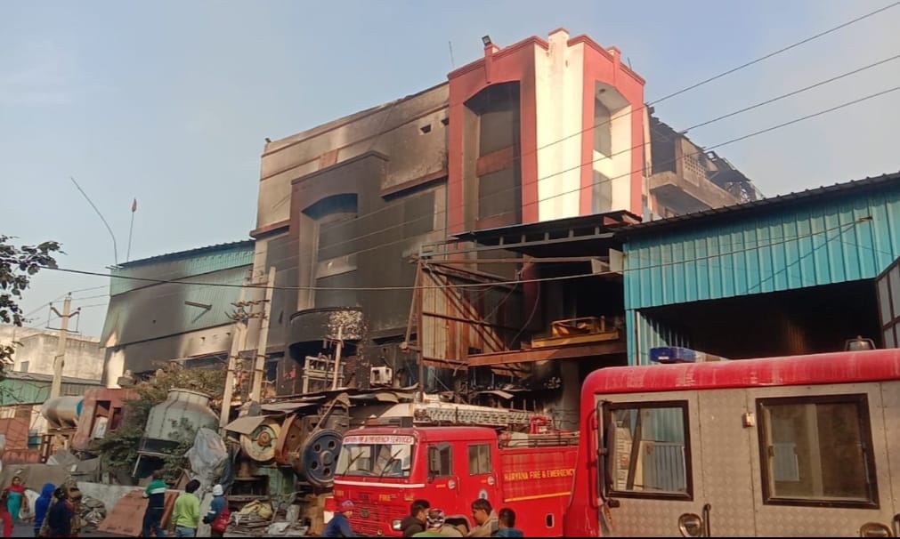 चार फैक्ट्रियों मेें लगी आग, बचने के कुछ मजदूरों ने छत से लगाई छलांग, दो चोटिल