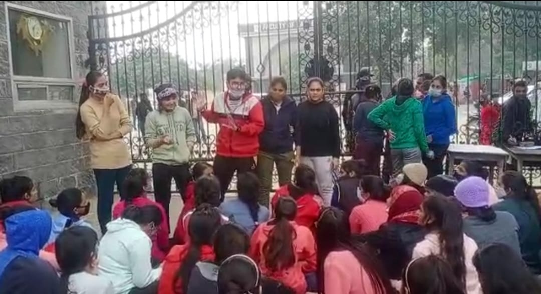हॉस्टल चार्ज वापस लेने की मांग को लेकर बीपीएस महिला विवि की छात्राओं ने की हड़ताल