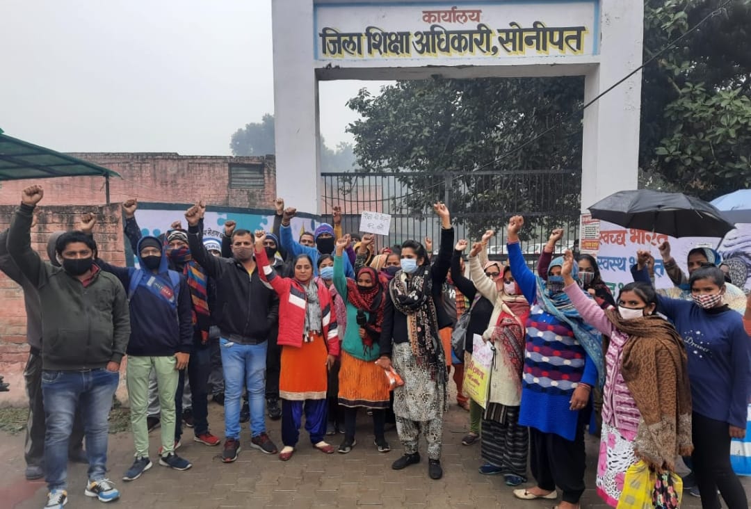 नियम 134ए : डीईओ कार्यालय पर गरजे अभिभावक, दाखिले की मांग को लेकर किया हंगामा