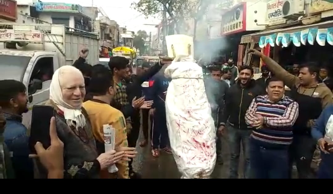 प्रधानमंत्री की सुरक्षा मेें चूक पर व्यापारियों ने कांग्रेस पर बोला हल्ला, फूंका पुतला