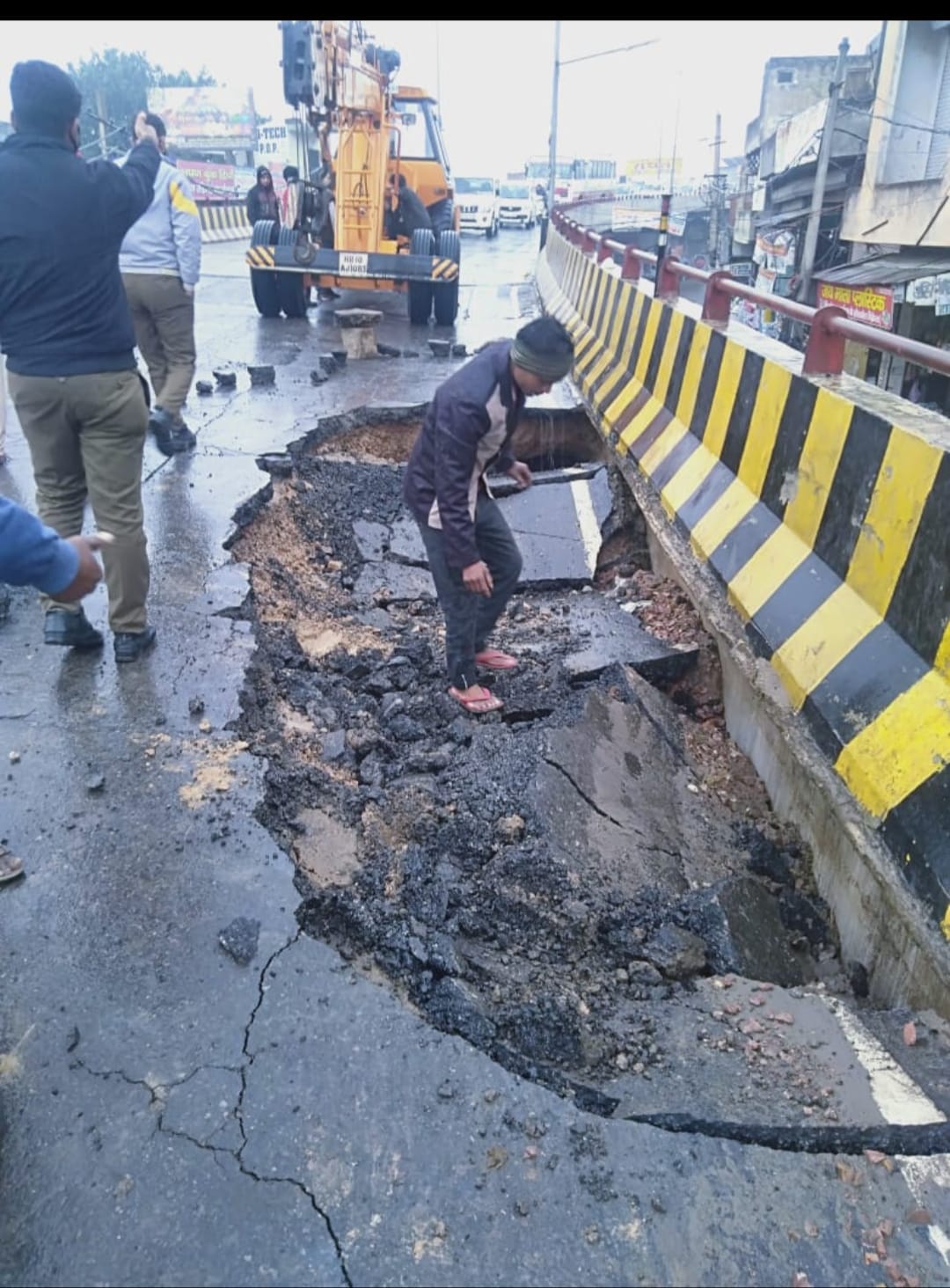 बारिश में गोहाना रोड आरओबी पर 50 मीटर धंसी सड़क, ट्रक फंसा, हादसा टला