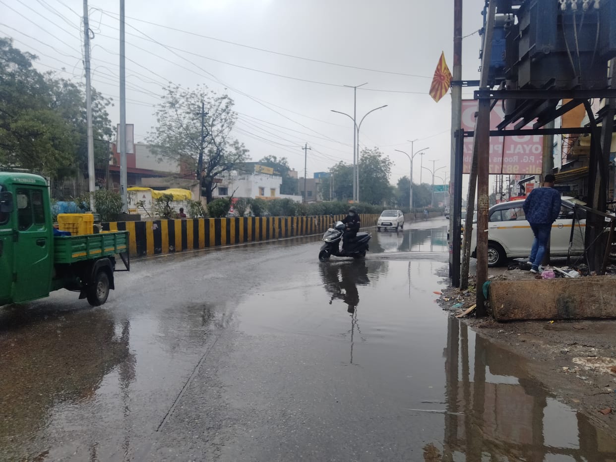 सेक्टर 62 में भरा पानी