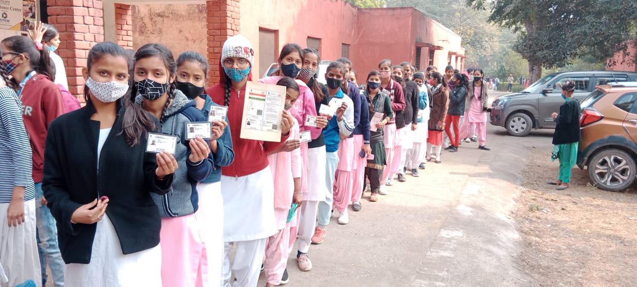 फरीदाबाद एनआईटी स्थित राजकीय कन्या वरिष्ठ माध्यमिक विद्यालय में कोरोना वैक्सीन लगवा दी छात्राए