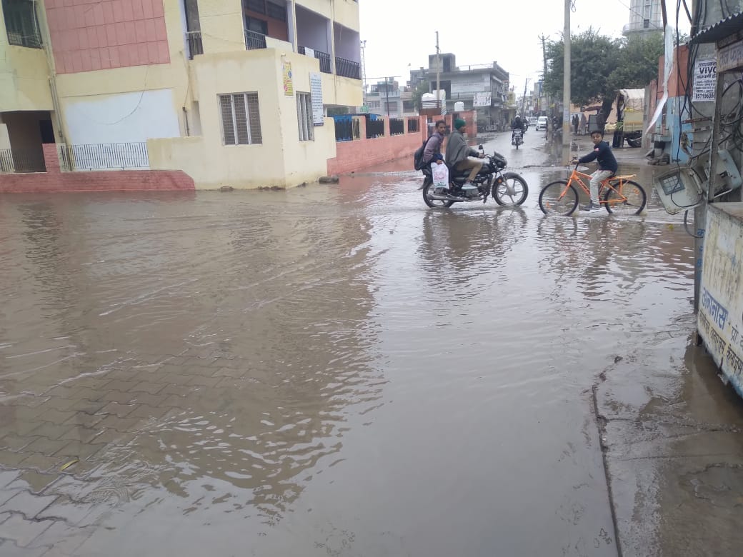 रात से हो रही बारिश के चलते जन जीवन प्रभावित, शहर की सड़कों पर भरा पानी