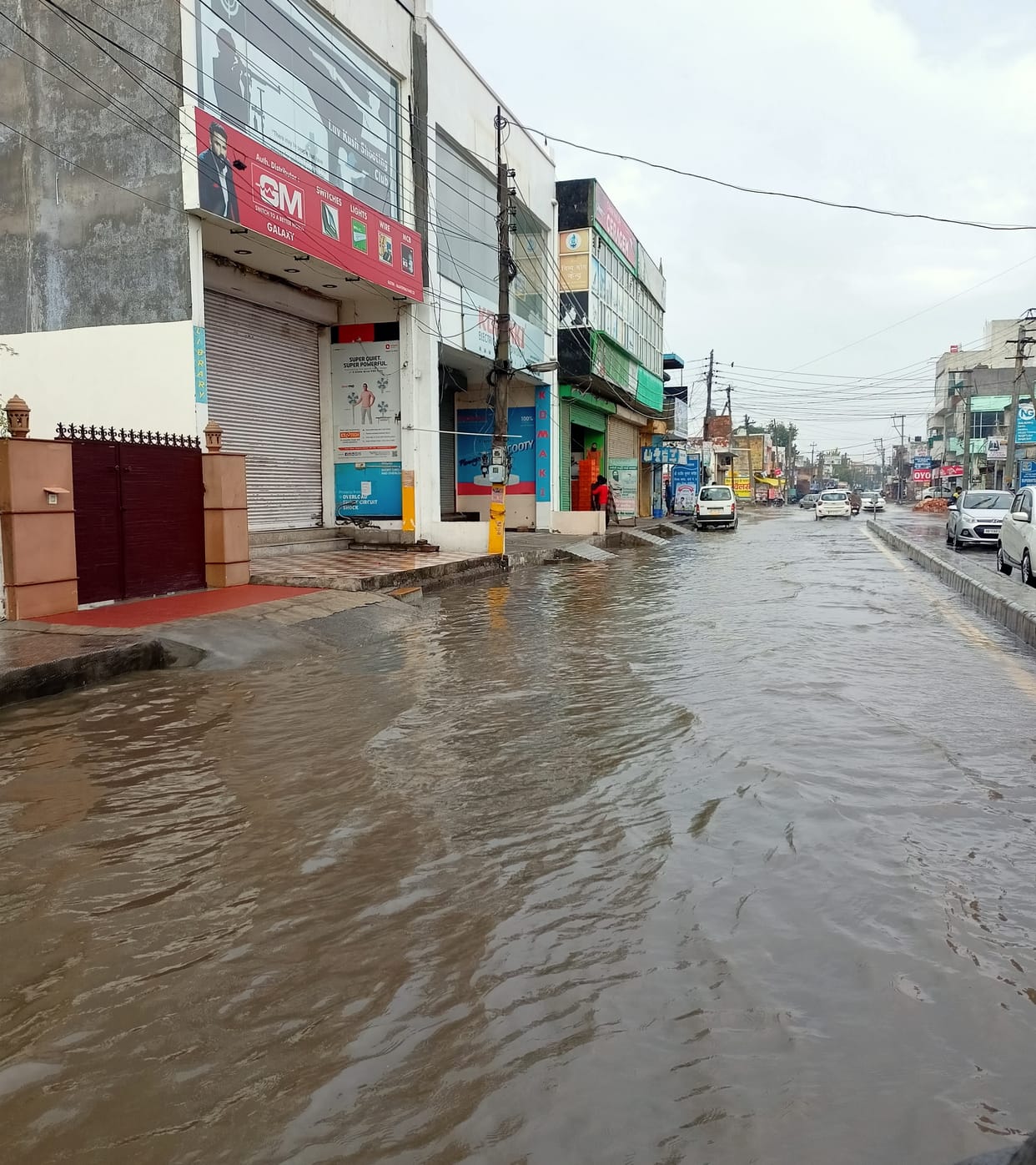 जमकर बरसे मेघा, शहर की सडक़ों पर भरा पानी
