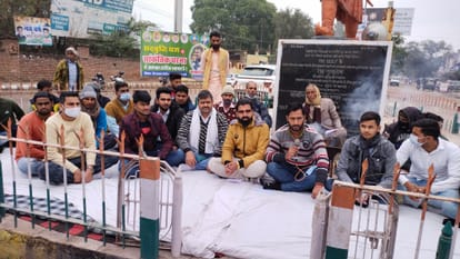 दो घंटे सांकेतिक धरना देकर बदहाल सड़कों को सुधारने की उठाई मांग