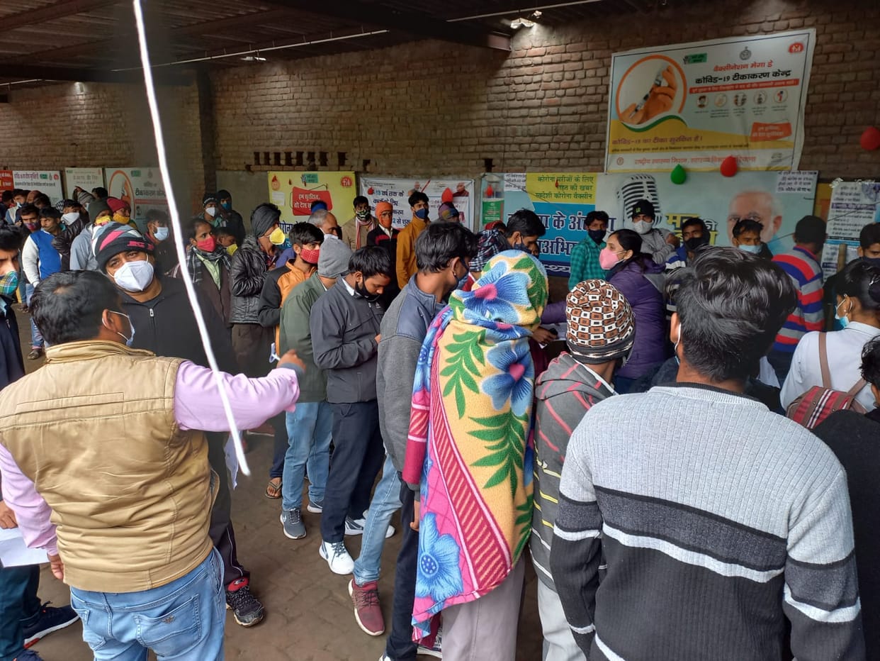 कोरोना वैक्सीनेशन के केंद्र पर उड़ रही नियमों की धज्जियां. सोशल डिस्टेंस का नहीं हो रहा पालन 