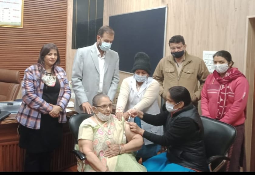 सामाजिक कार्यकर्ता शांता जैन ने बूस्टर डोज लगवाकर किया अभियान का शुभारंभ