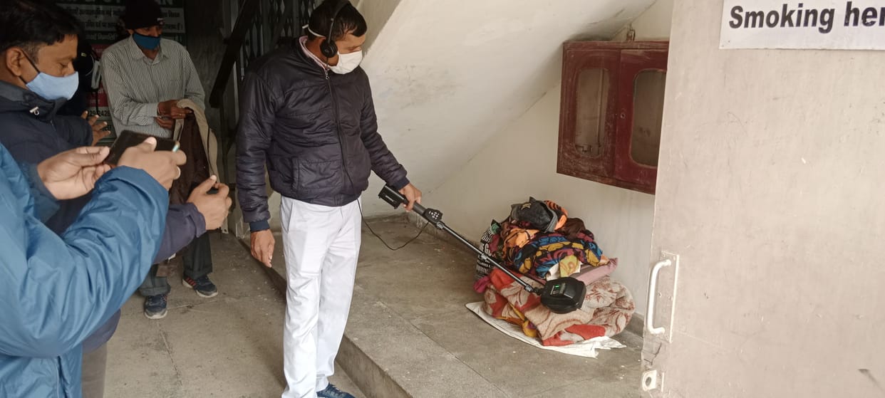 फरीदाबाद बीके नागरिक अस्पताल में आपातकालीन कक्ष के बाहर जांच करते बम निरोधक दस्ते की टीम।