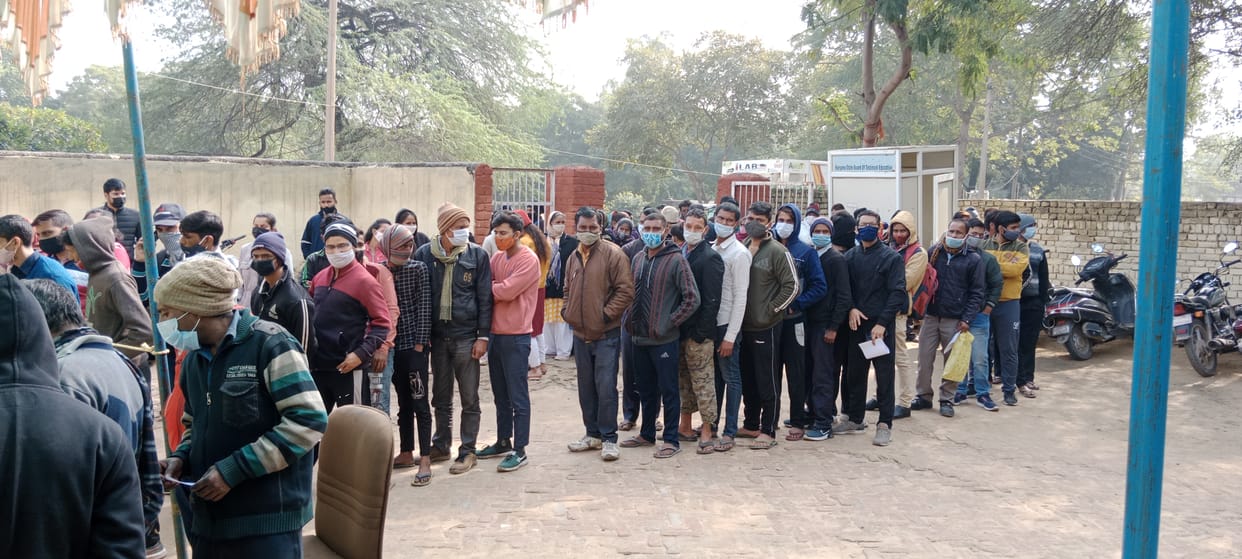 फरीदाबाद बीके नागरिक अस्पताल में रोना जांच करवाते महिला वह लाइन में लगे लोग