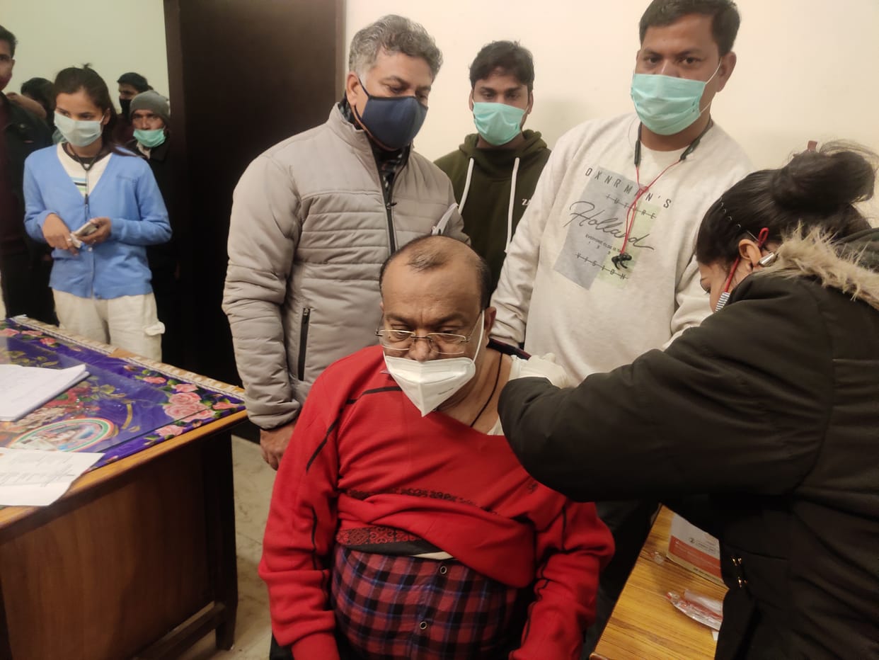 पंडित दीनदयाल उपाध्याय संयुक्त चिकित्सालय में प्रिकॉशन लगवाते एडी हेल्थ अलीगढ़ मंडल डॉक्टर एसके उपाध्याय