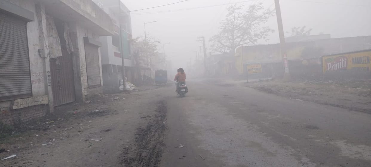 धुंध के कारण राहगीरों को बनी परेशानी