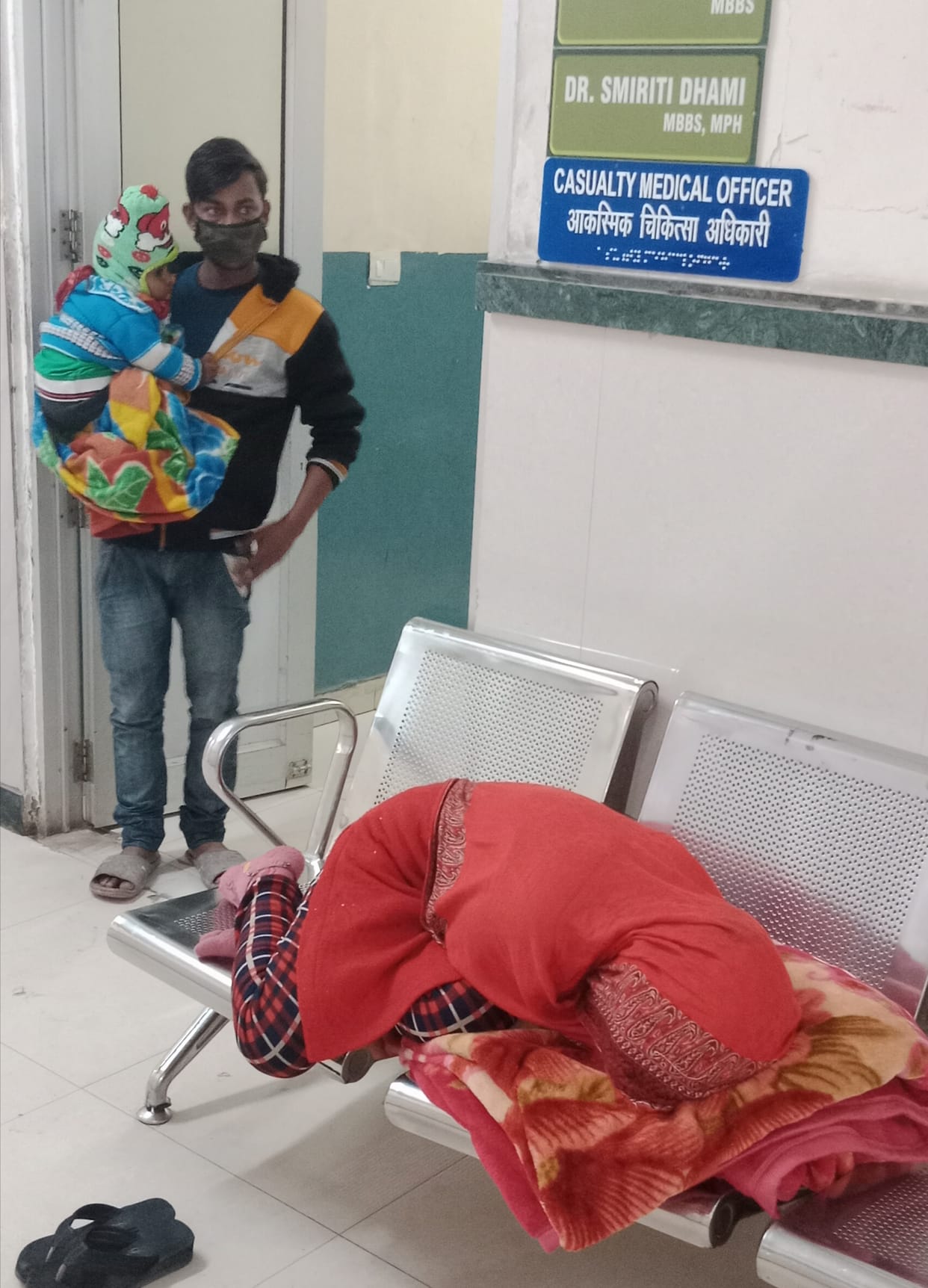 फरीदाबाद बीके नागरिक अस्पताल में डॉक्टरों की हड़ताल के दौरान इधर-उधर भटकते रहे मरीज।