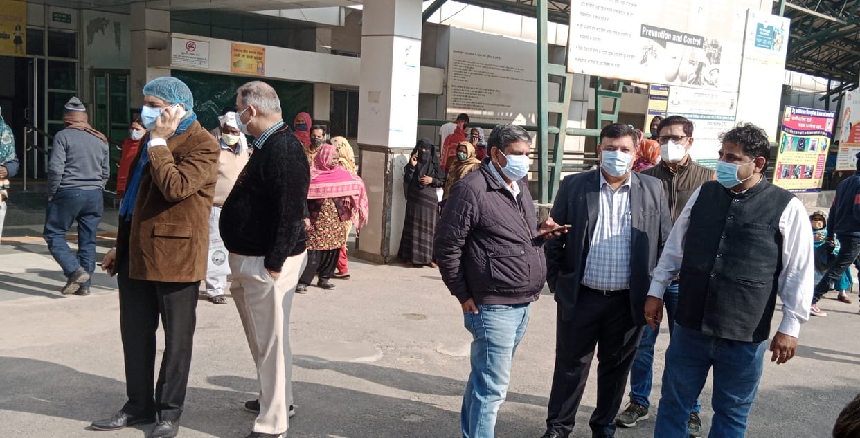 फरीदाबाद बीके नागरिक अस्पताल में हड़ताल को लेकर ओपीडी के बाहर खड़े डॉक्टर।