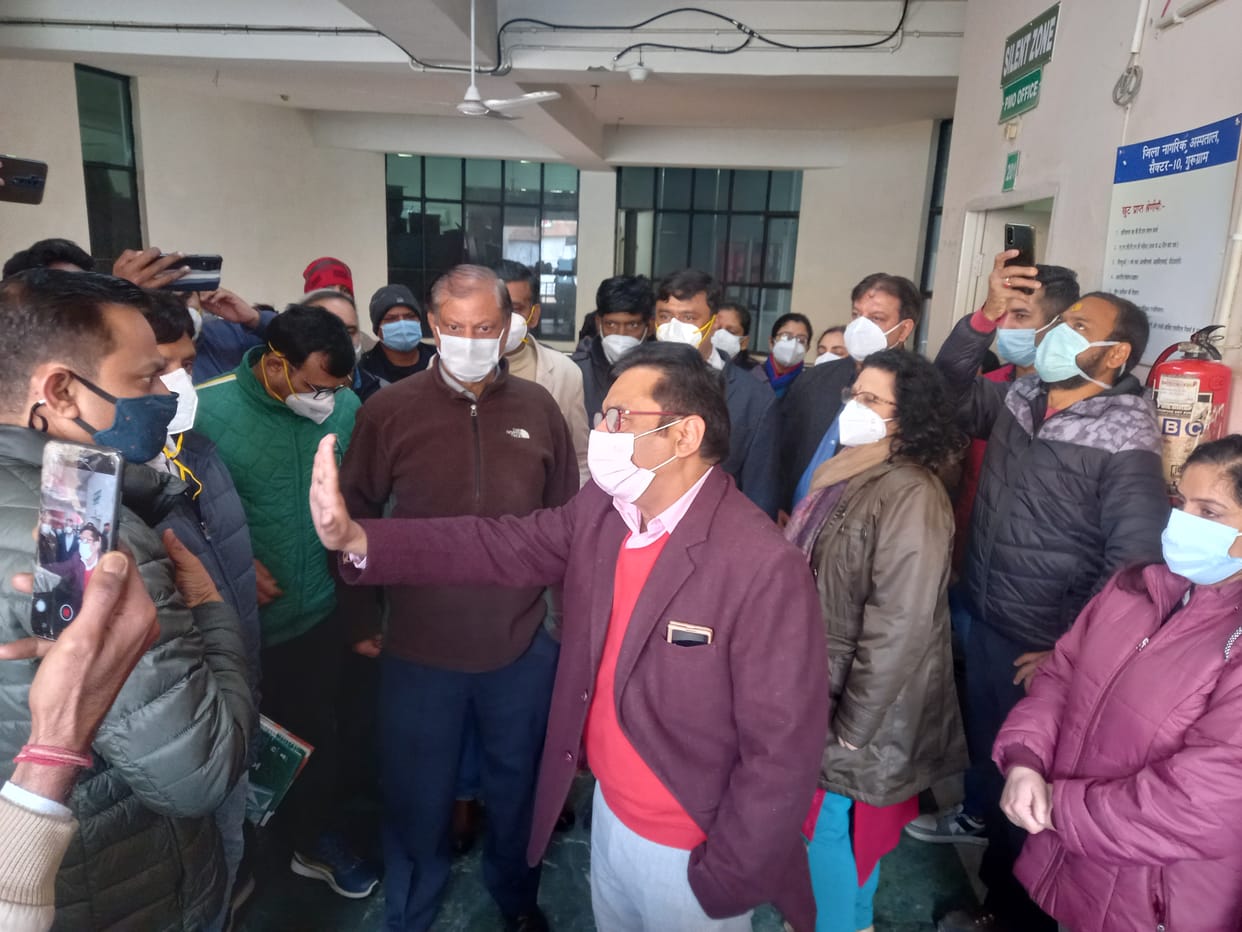 सेक्टर 10 स्थित सरकारी अस्पताल में हड़ताल का समर्थन नहीं करने पर सिविल सर्जन से बहस करते सरकारी अस्पताल के डॉक्टर