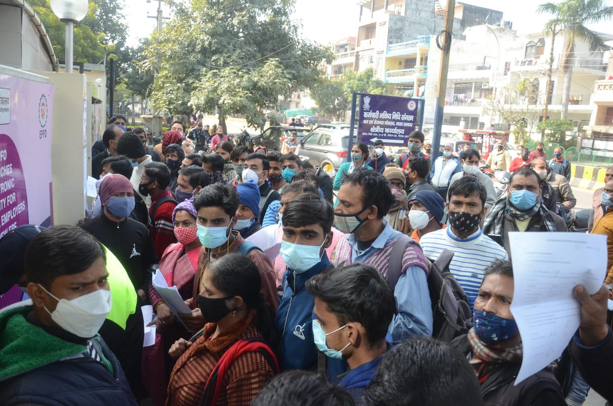 नोएडा के सेक्टर 24 स्थित पीएफ कार्यालय के बाहर पीएफ निकालने वालों की लगी लंबी लाइन फोटो राजन राय