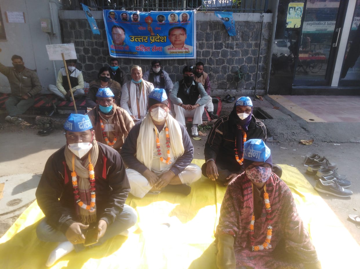नोएडा के सेक्टर 24 स्थित भारतीय खाद्य निगम के कार्यालय के बाहर अपनी मांगों को लेकर भूख हड़ताल पर बैठे दलित सेना के लोग
