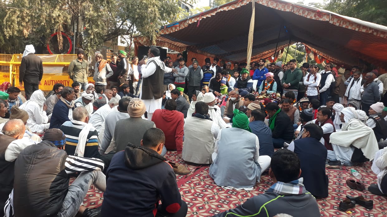 किसानों ने प्राधिकरण पर किया कब्जा सारे गेट किए बंद